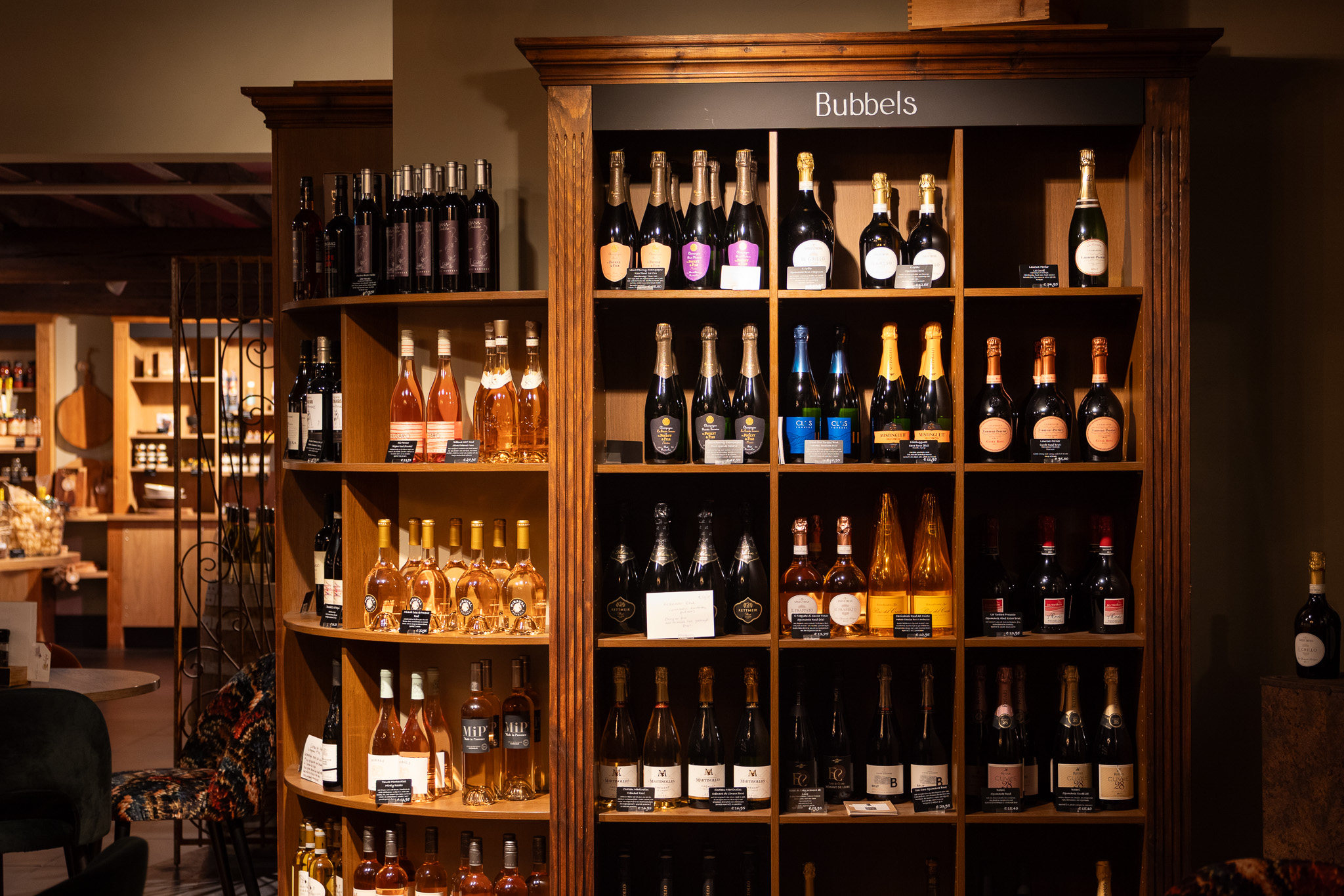 Selectie wijnen in de wijnkamer